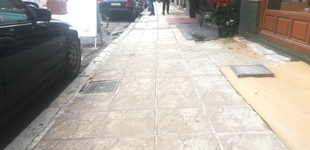 Συνεχίζεται η διαμόρφωση των πεζοδρομίων στη λαϊκή αγορά 